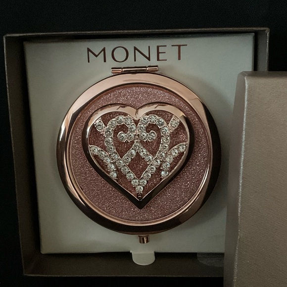 NIB MONET COMPACT HEART MIRROR - Picture 1 of 3